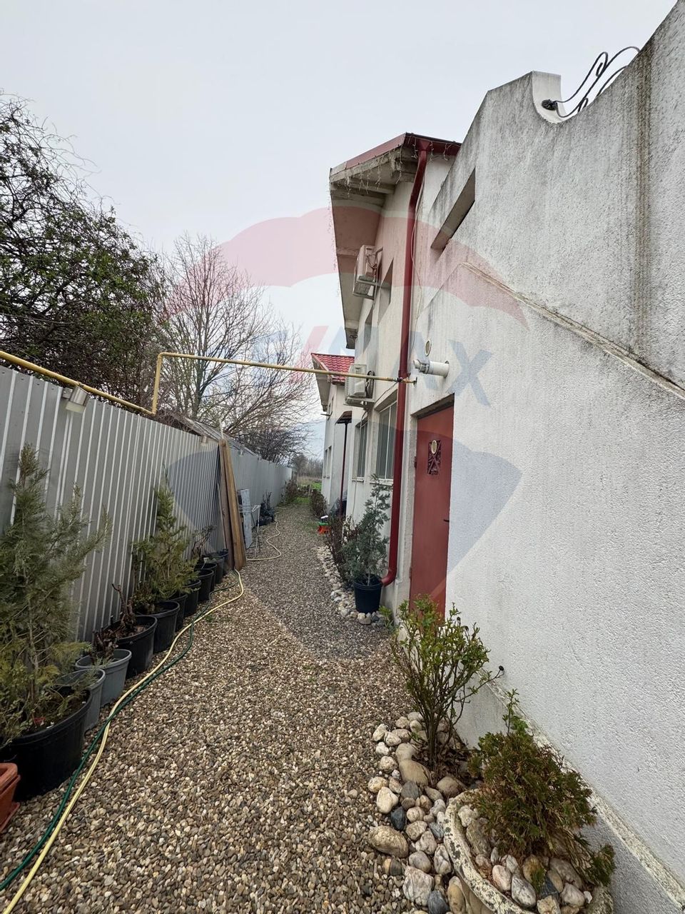 Casă / Vilă cu 8 camere de vânzare în zona Est