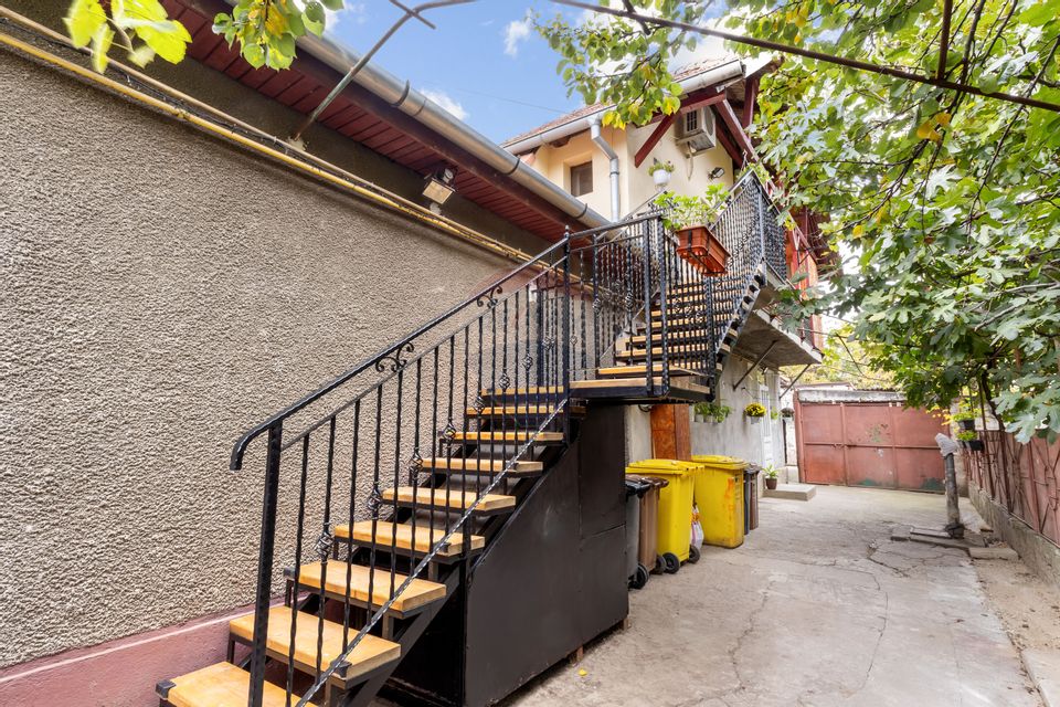 Apartament cu 3 camere la casa de vanzare in Bujac