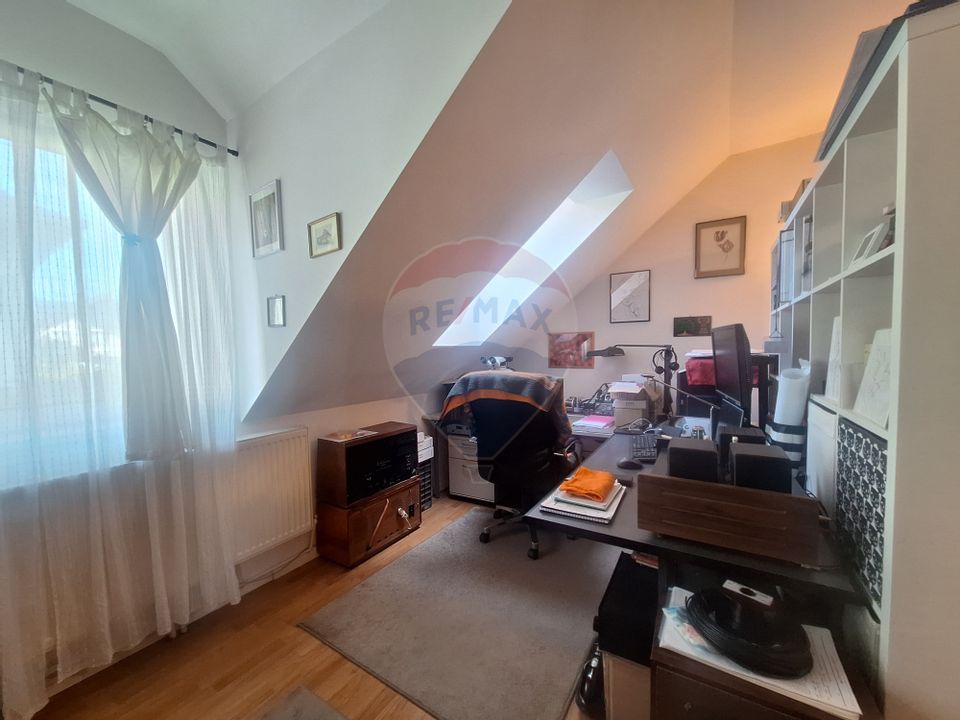 doua case de vanzare in aceeasi curte, în zona Sub Arini