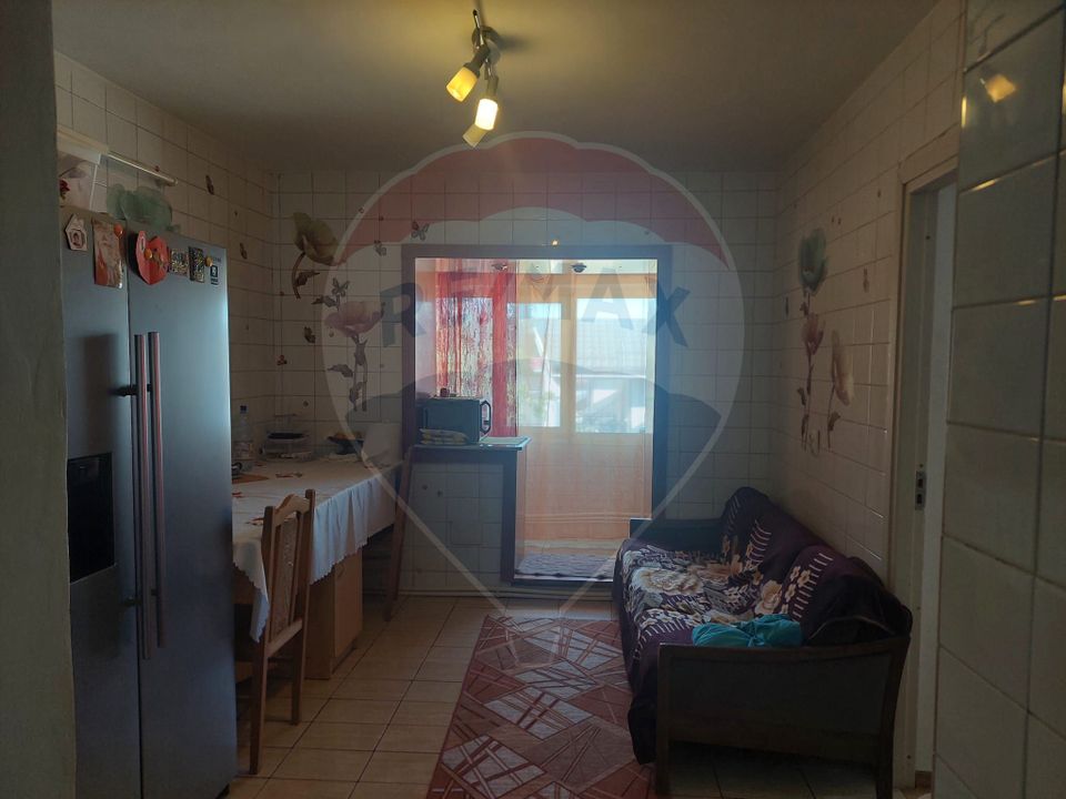 Apartament cu 4 camere decomandat de vânzare în Moinesti