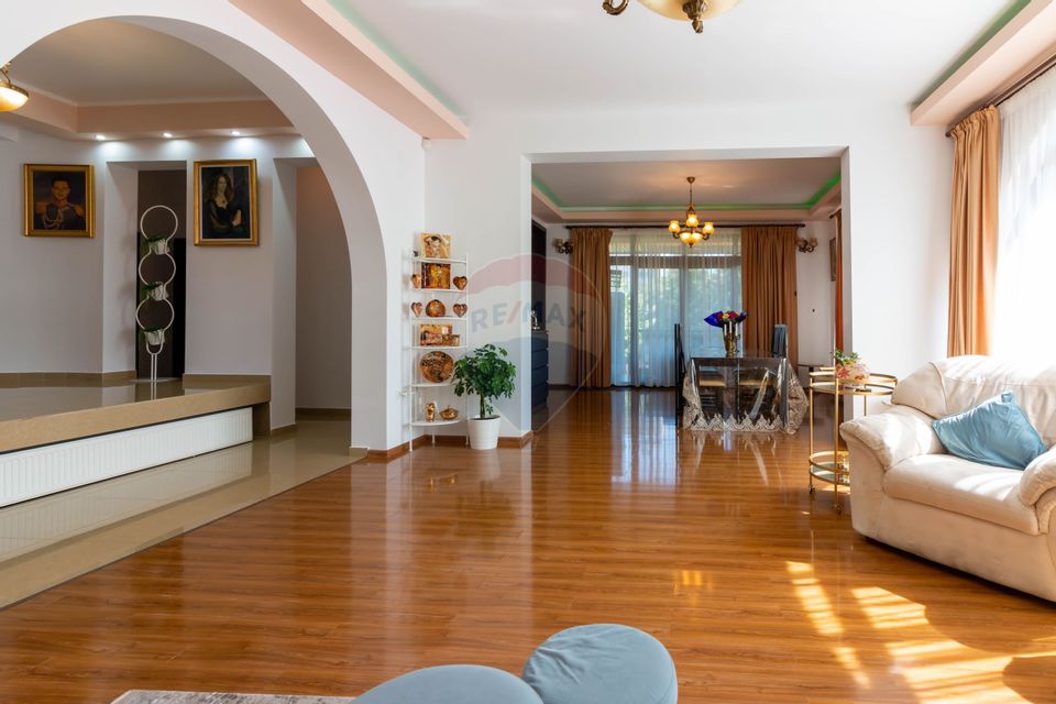 Impressive villa - 10 rooms 500 sqm - Colentina Carrefour