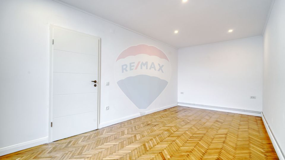REZERVAT! Apartament generos, 6 camere, 3 băi, str Castelului