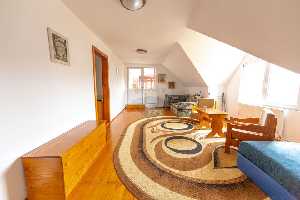 Casă spațioasă cu garaj dublu, foișor și curte amenajată