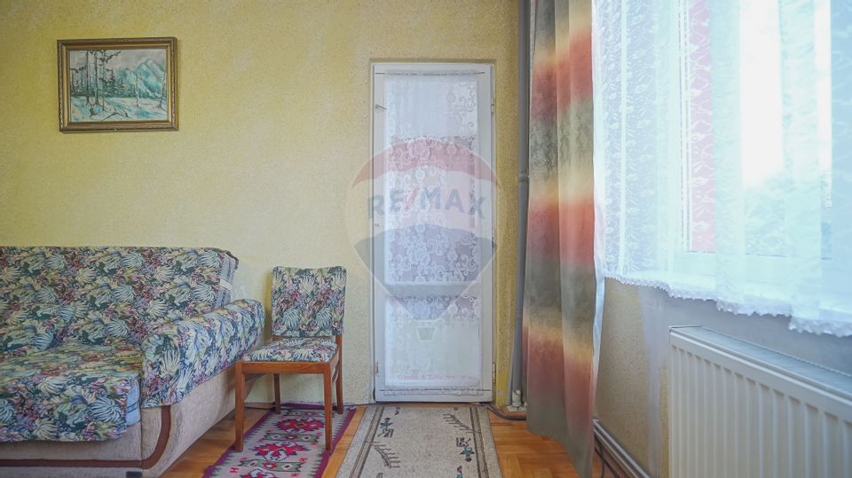 REZERVAT!! Apartament cu 3 camere de vânzare, zona Vlahuta