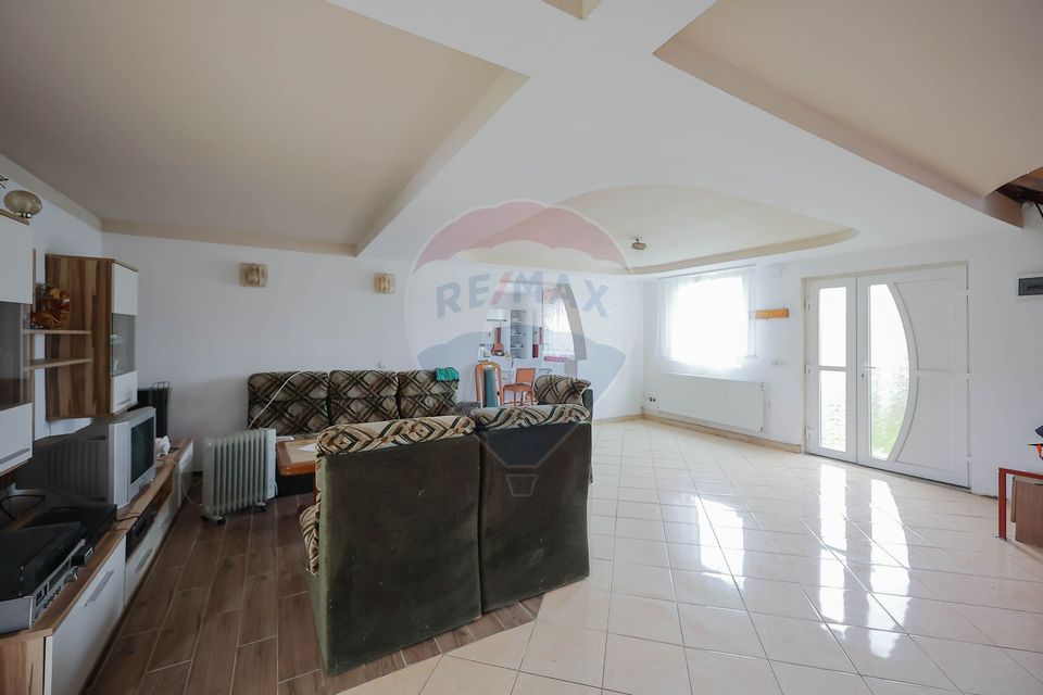 Casă cu etaj, 5 camere, de vânzare, în zonă turistică, Vadu Crișului