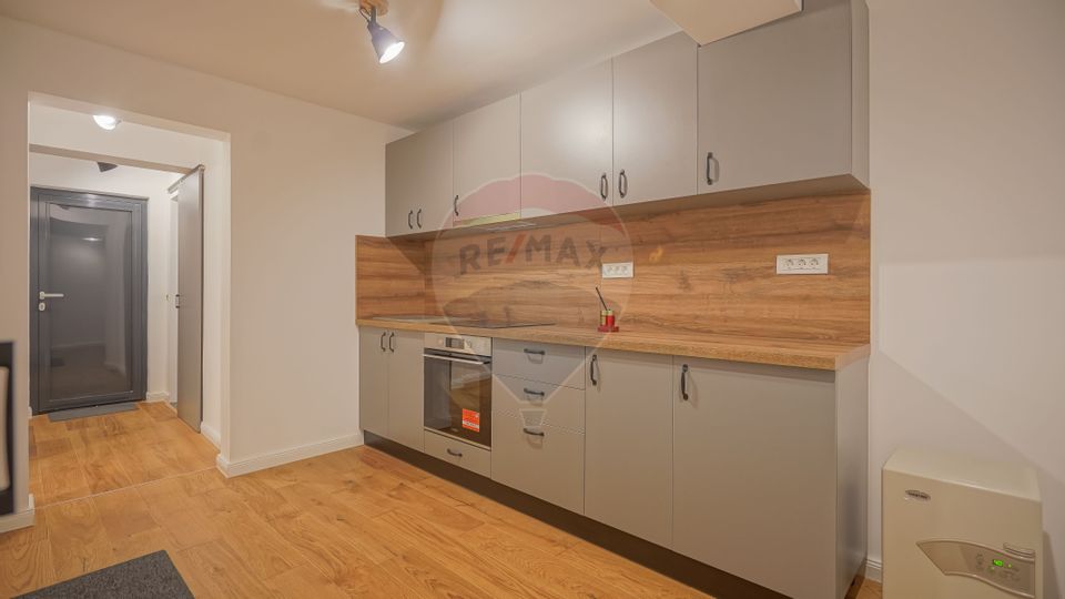 Investiție: apartament renovat în două studiouri separate, Schei