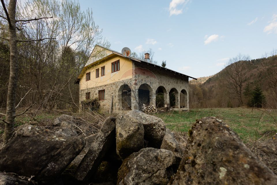 Proprietate unică în Tarcău – 30.283 mp intravilan, casă P+M