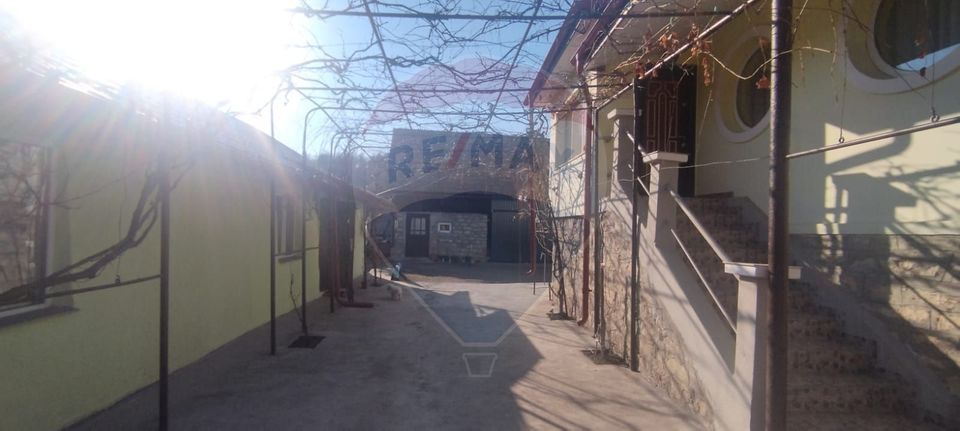 Casă /vilă de vânzare cu teren 1352 mp. central  loc. Petrindu / Sălaj