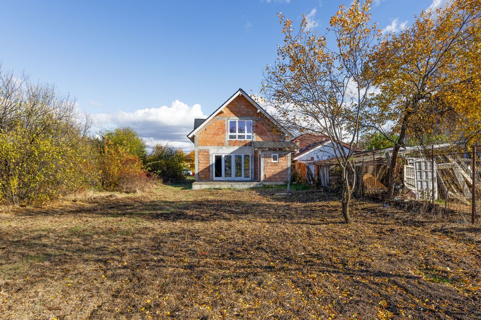 Casă la roșu cu teren generos, 500 mp, situată pe strada Ostașului