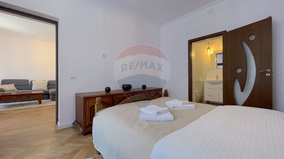 Apartament renovat clasic, cu 2 camere, 2 băi, Centrul Istoric Brașov