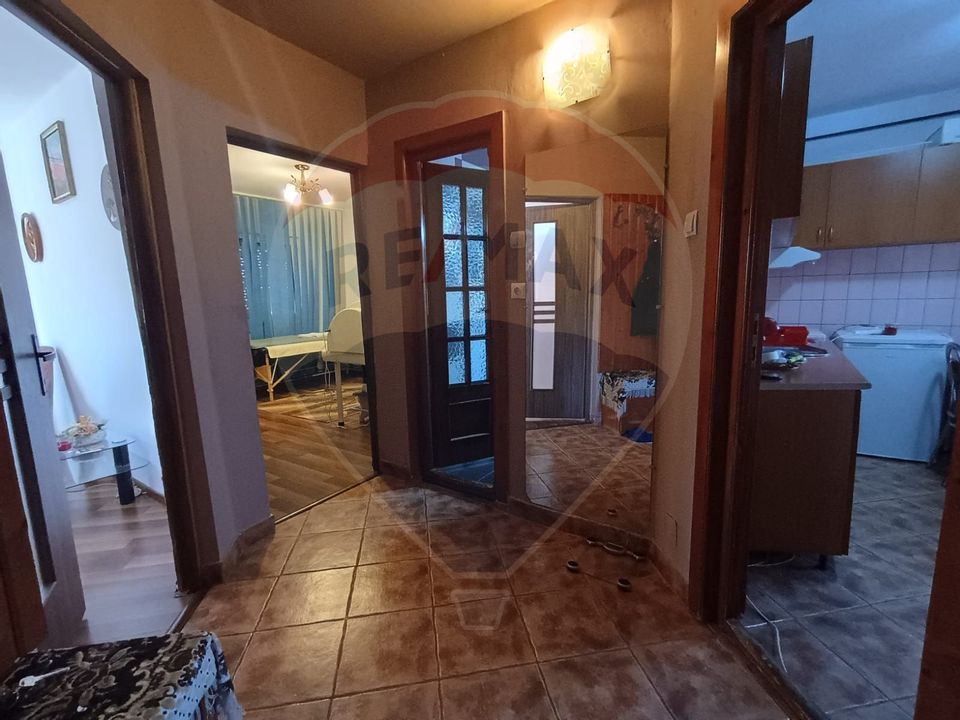 Apartament cu 2 camere  decomandat zona 300