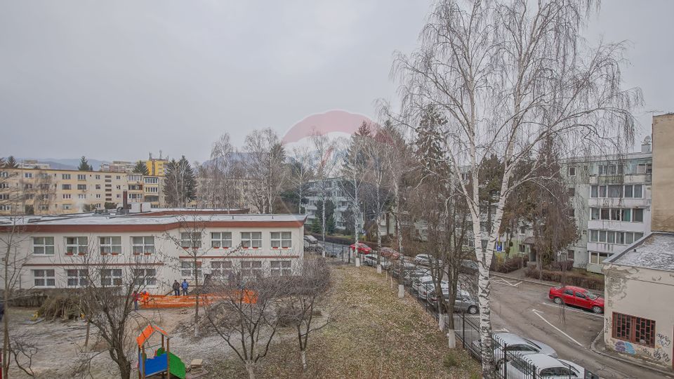 Cameră de închiriat, zona Piața Astra – liniște și confort
