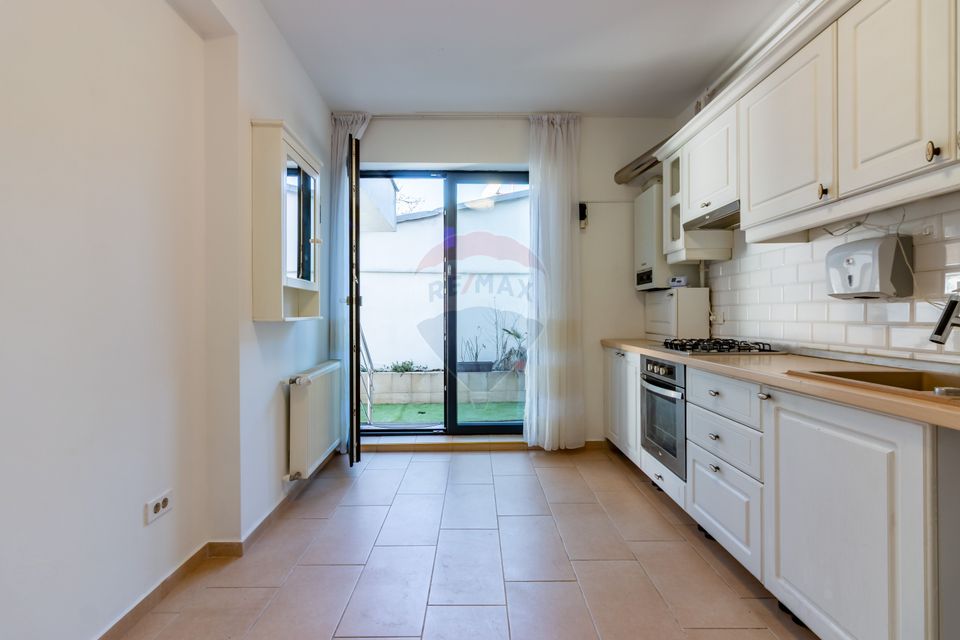 Apartament de vanzare în Bucurestii Noi, curte 80 mp, parcare, boxa