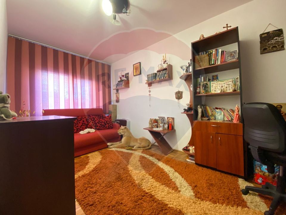 Apartament cu 4 camere de vânzare în zona Micro 4 Targoviste