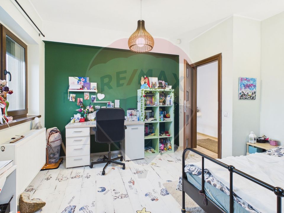 Modern villa 2011, with 5 rooms, 500sqm courtyard and garage