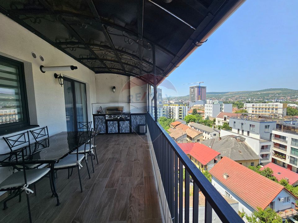 Penthouse cu 3 camere de închiriat în zona Central