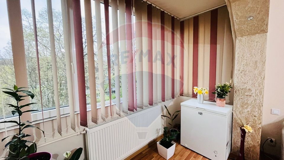 Apartament cu 3 camere de vânzare în zona Rogerius