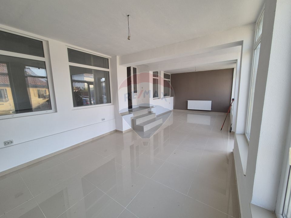 118sq.m Commercial Space for sale