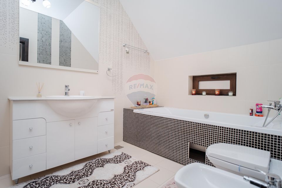 0% Comision - VILA de LUX de vânzare – Cu iaz natural