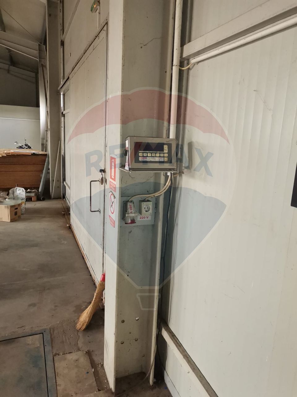 Hală de închiriat Arad. 500 euro/ 150 mp sau 1000 euro/ 300 mp