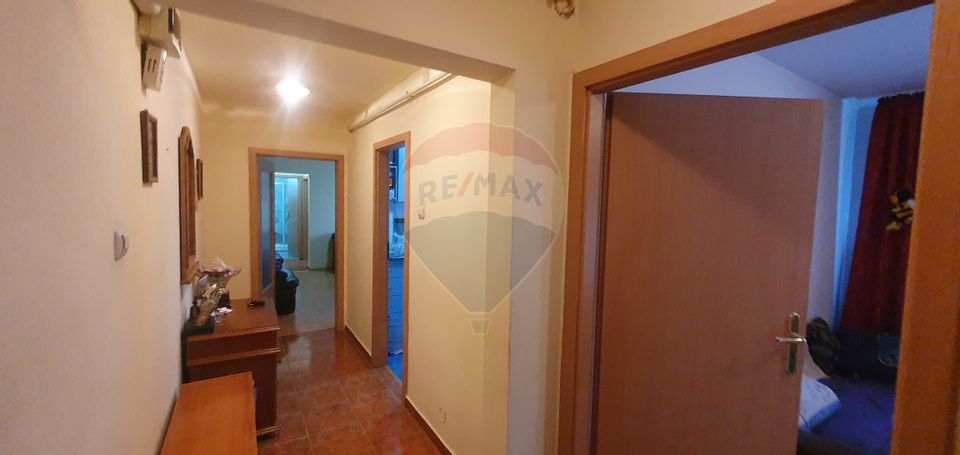 Apartament cu 3 camere de vânzare în zona 1 Mai