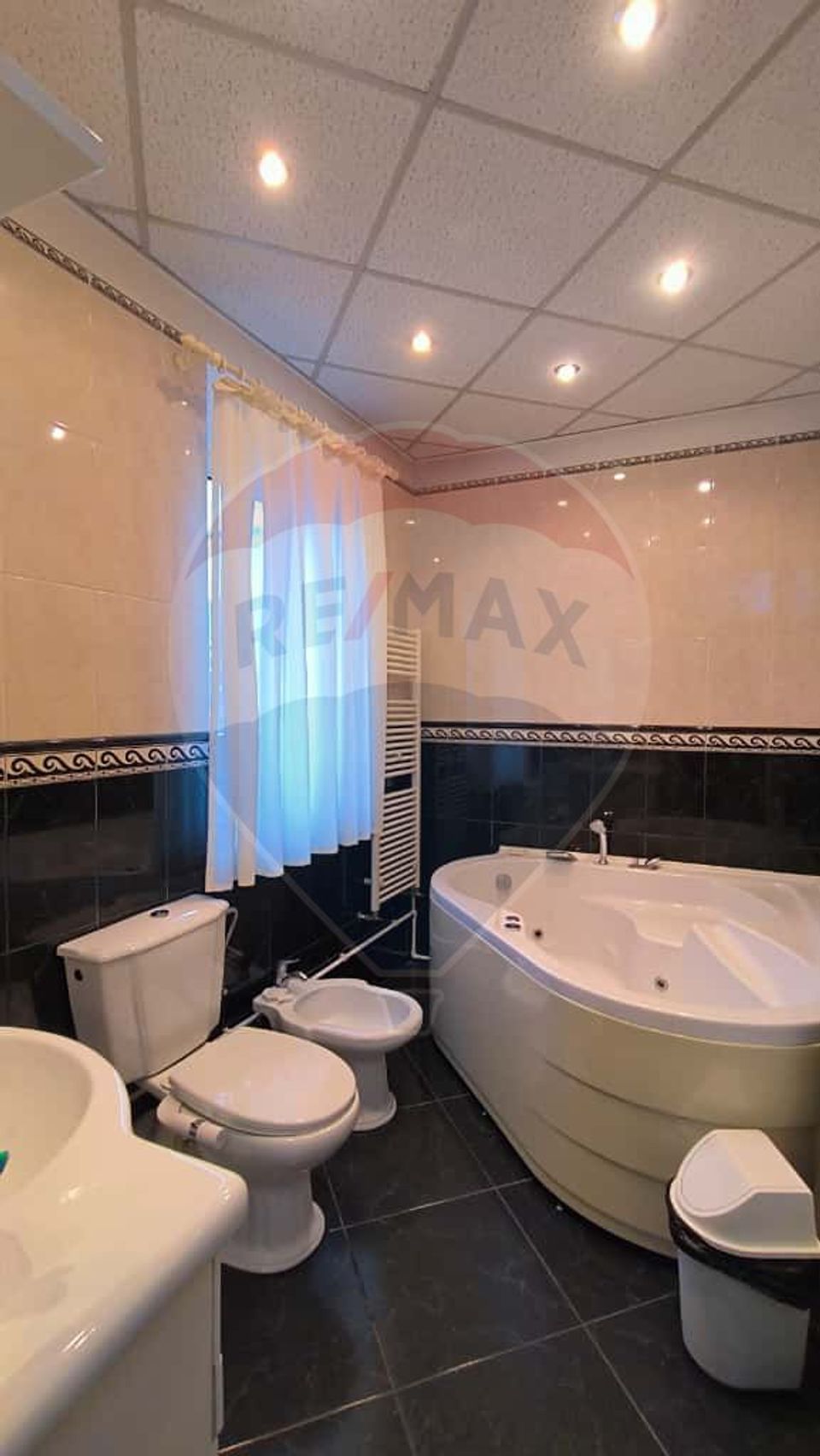 Casă cu piscină de vânzare în zona Piața Centrală Galați