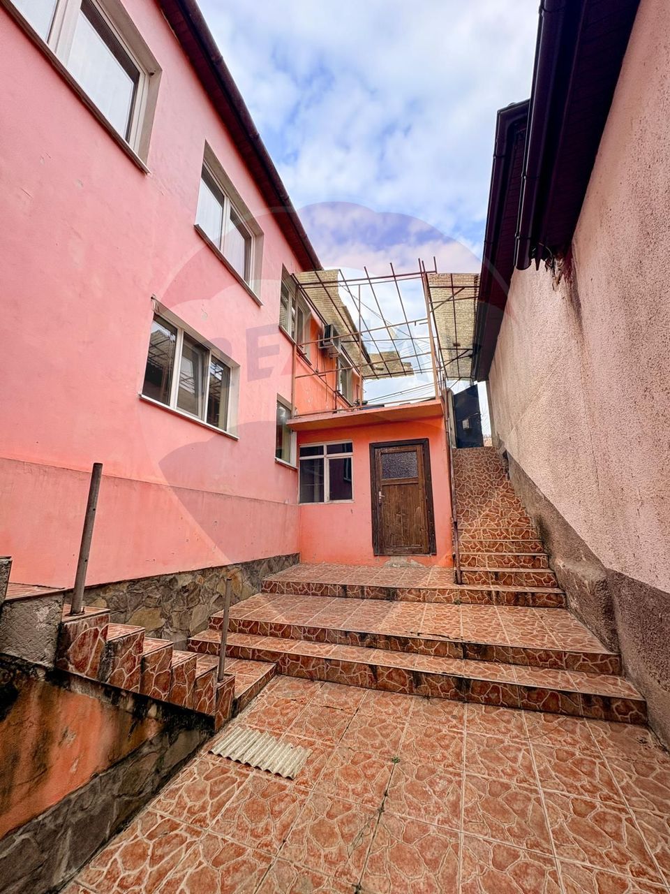 Casă cu curte generoasă și multiple posibilități – zona Moșnei