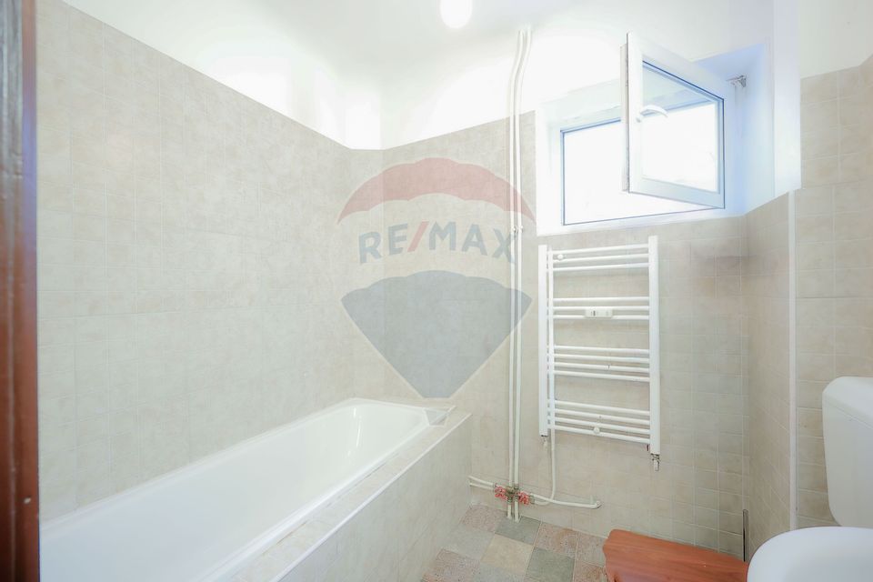 De vânzare apartament cu 2 camere, parter, parcare inclusă, central