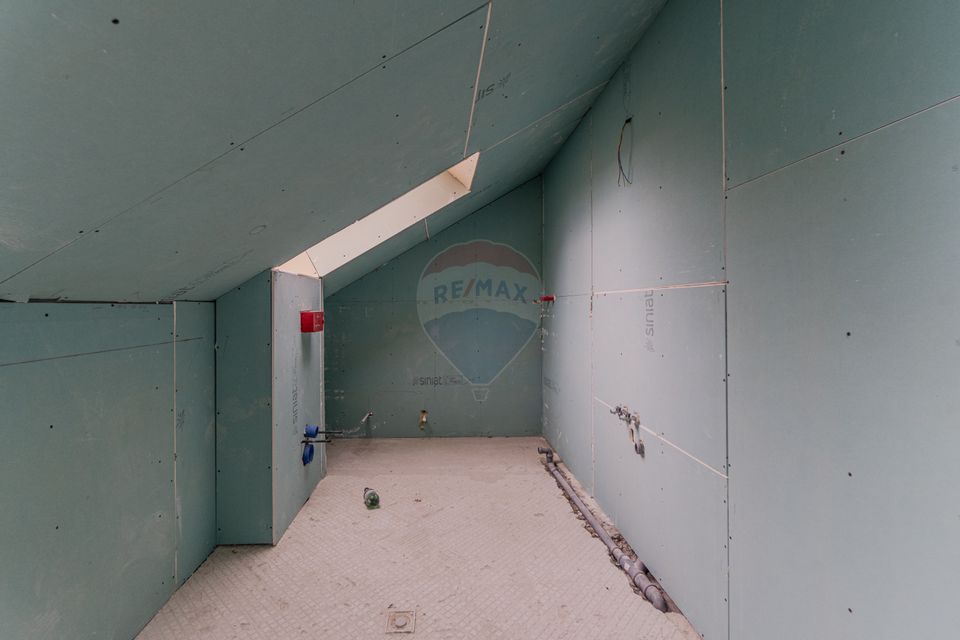 Cladire de 902 mp utili de vânzare, zona Grivitei - DN 13, COMISION 0