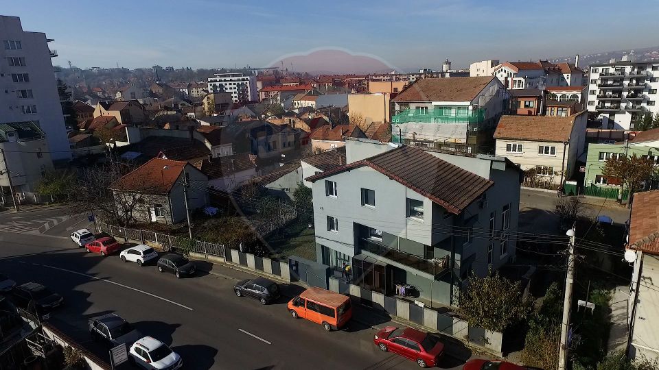 Casa cu 6 camere de vanzare, semicentral