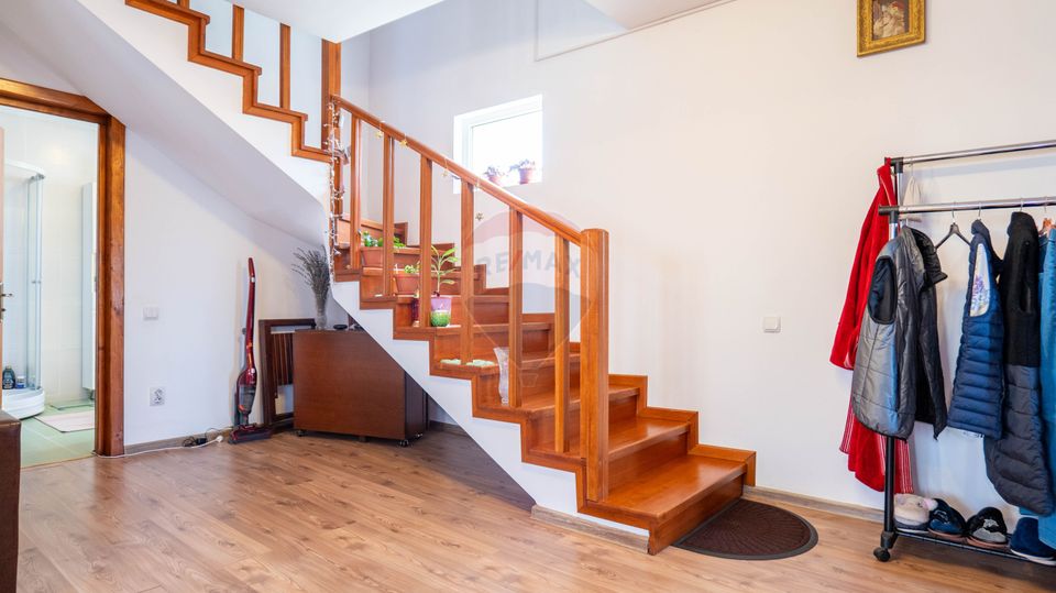 Vanzare vilă Bacu P+1+Pod, livadă, acces rapid A0/A1/Centură