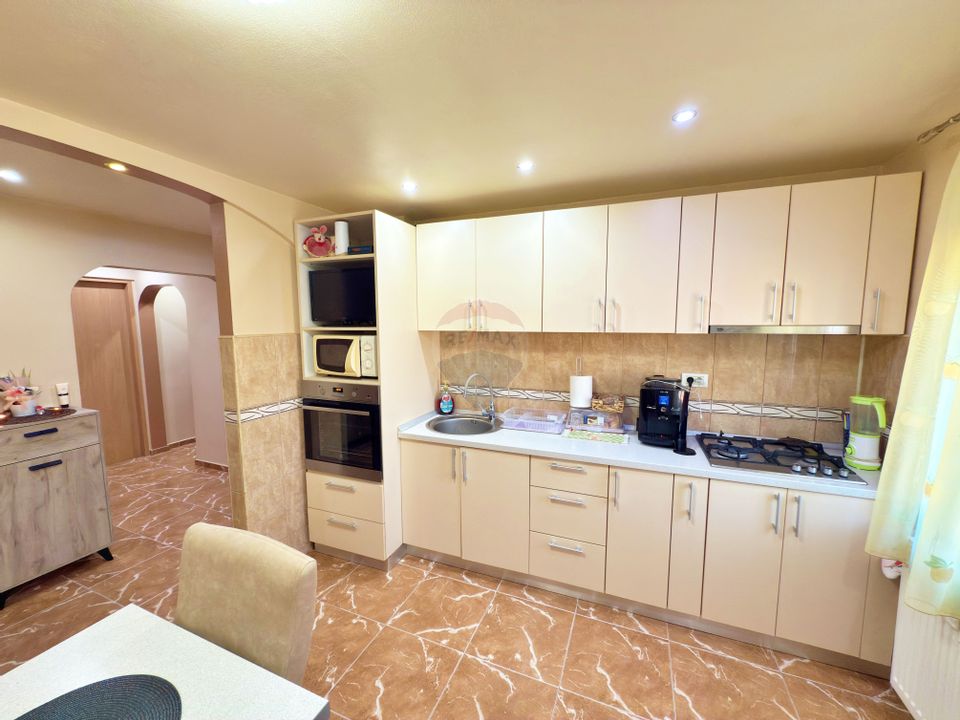 Apartament cu 3 camere de vânzare în zona Micalaca