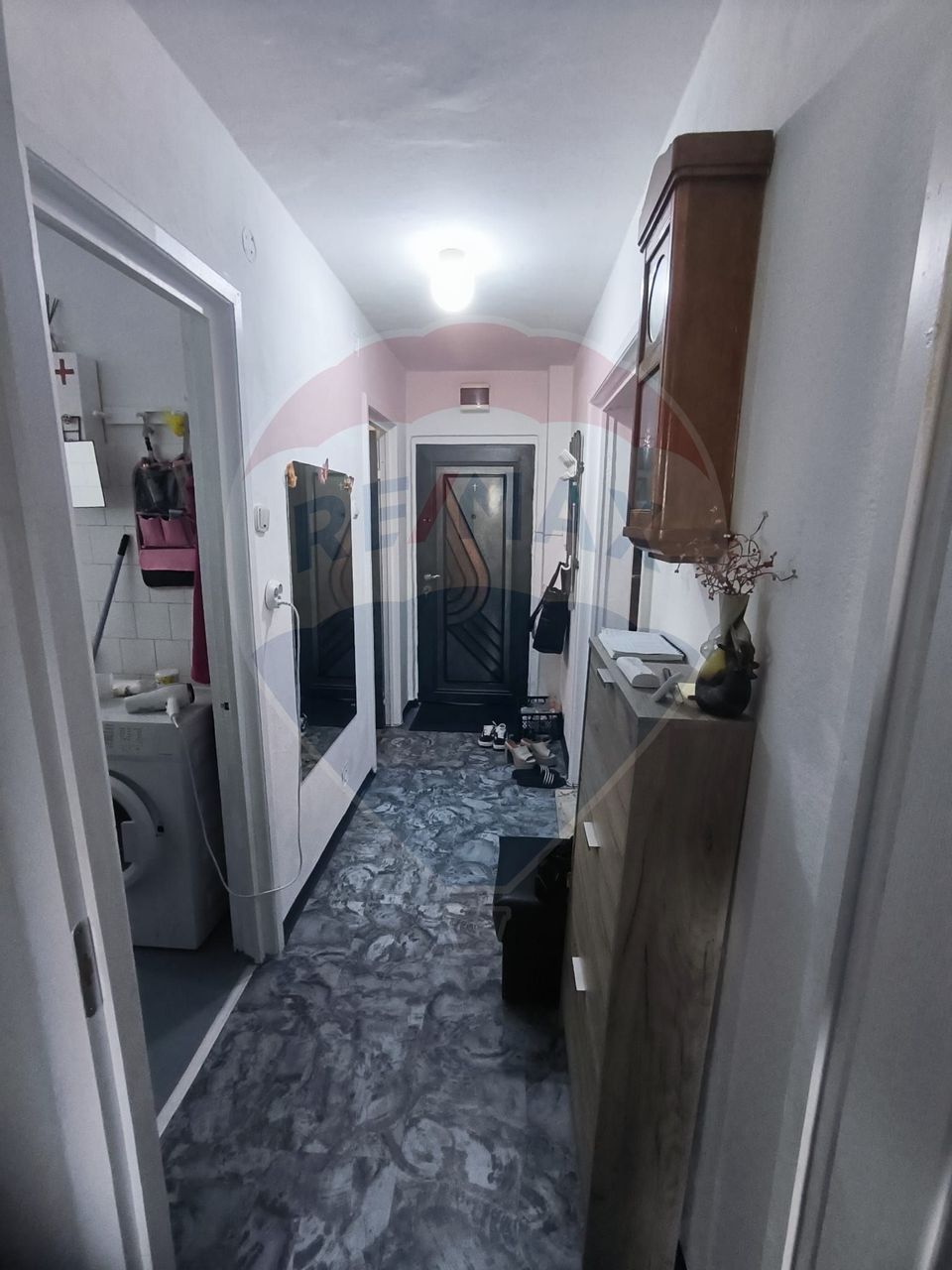 Vanzare ap 3 camere 2 bai etaj 1 complet decomandat  zona Miorita