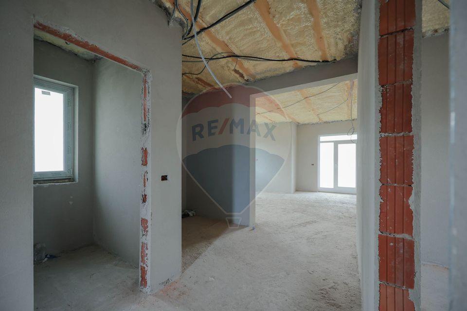 De vânzare casă semifinisată cu 3 camere, 455 mp teren, în Cihei