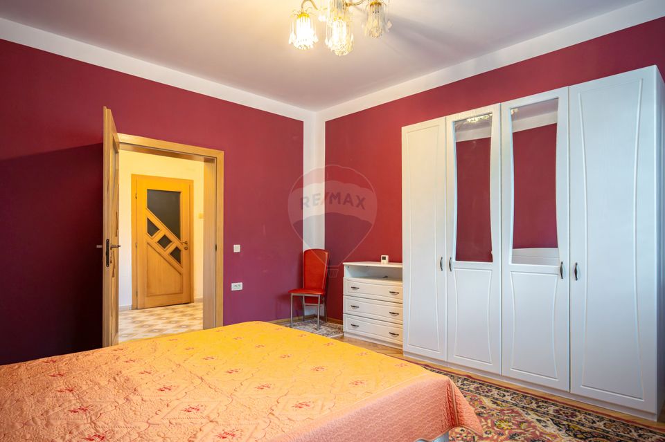 De inchiriat apartament 3 camere la casă, zona Florilor cu parcare