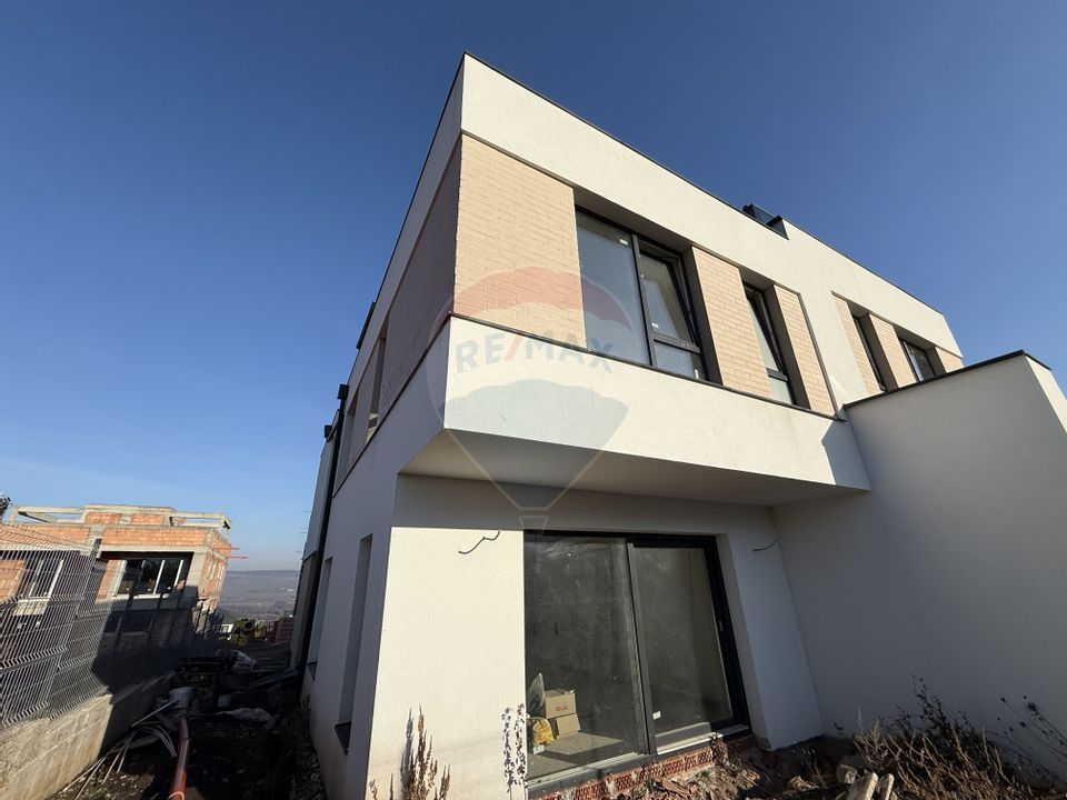 COMISION 0%-  Casă / Vilă cu 5 camere de vânzare semifinisata