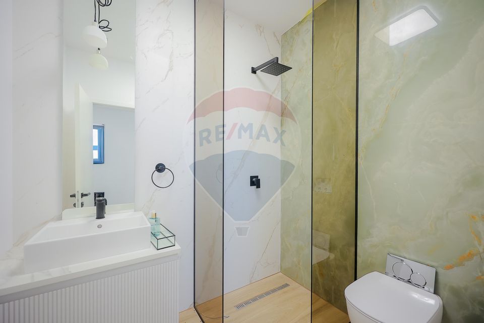 De vânzare Vilă cu 8 camere în Sânmartin, 290 mp util, teren 1100 mp