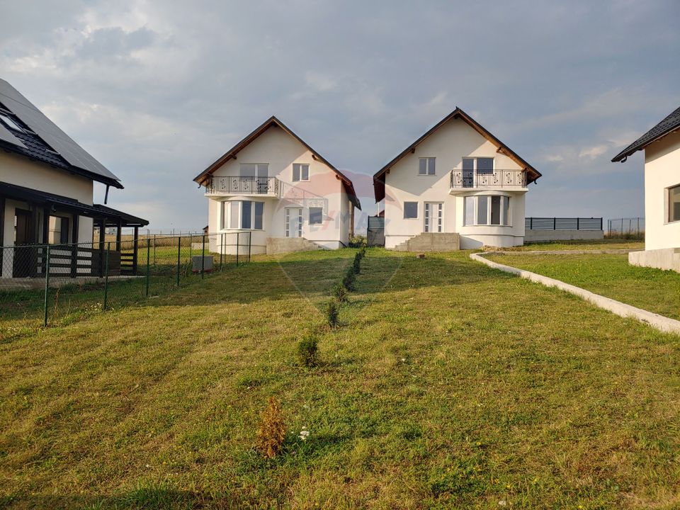 Casă / Vilă individuală cu 560 mp teren, de vânzare în Scheia, Suceava