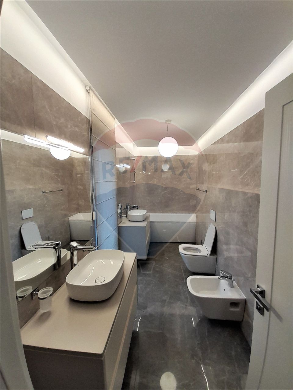 Apartament cu 3 camere de închiriat în zona Buna Ziua