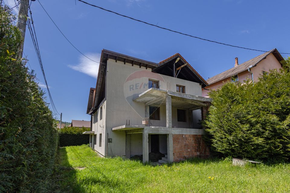 Casă / Vilă cu 8 camere / 7 bai de vânzare, Moieciu de Jos
