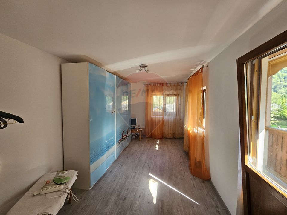 Casă solidă din cărămidă, mobilată, garaj, teren generos – Tarcău