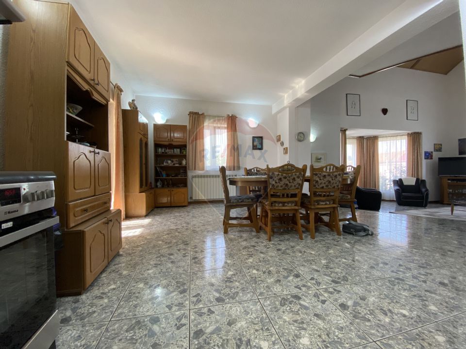 8 room House / Villa for sale