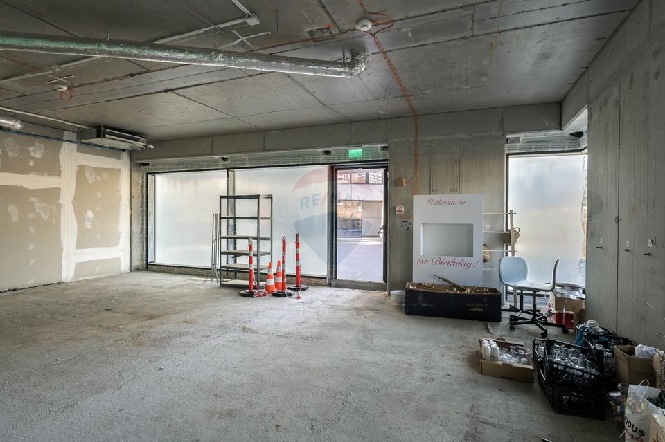 Spatiu ideal showroom/cafenea | vitrine + terasa