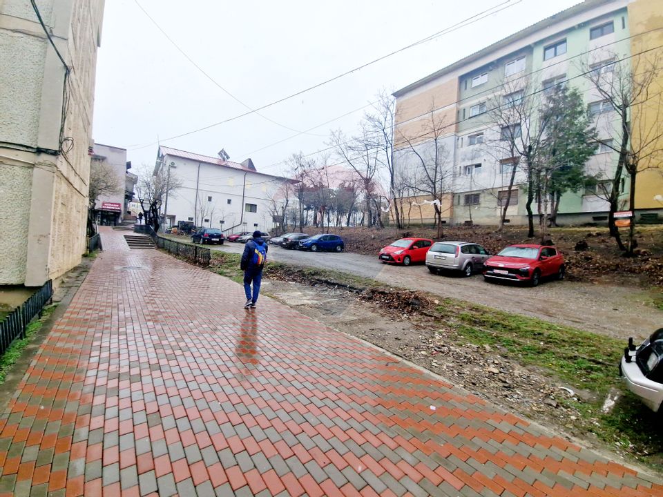 Apartament cu 3 camere de vânzare în zona Darmanesti