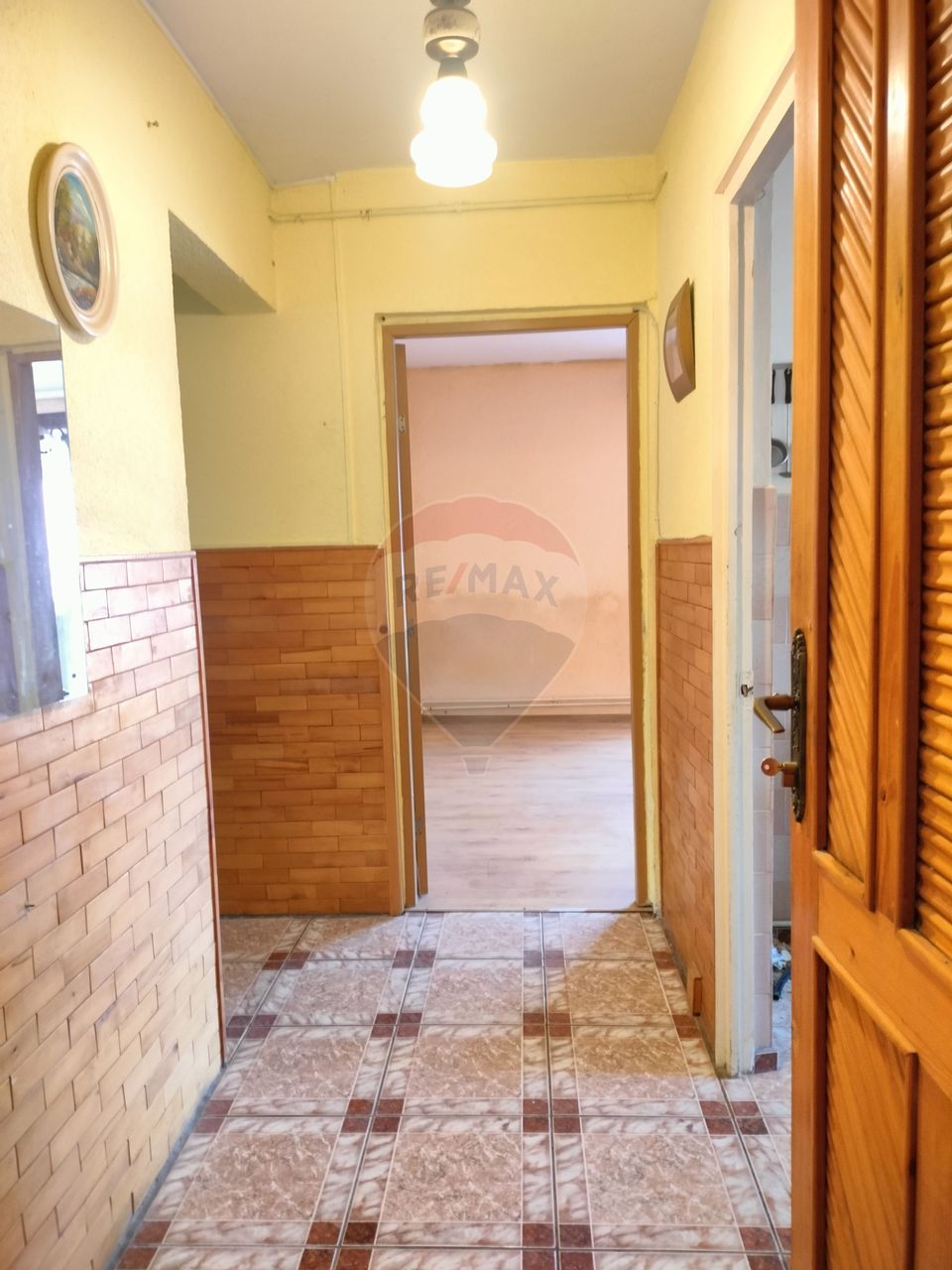 Apartament cu 3 camere de vânzare în zona Vitrometan