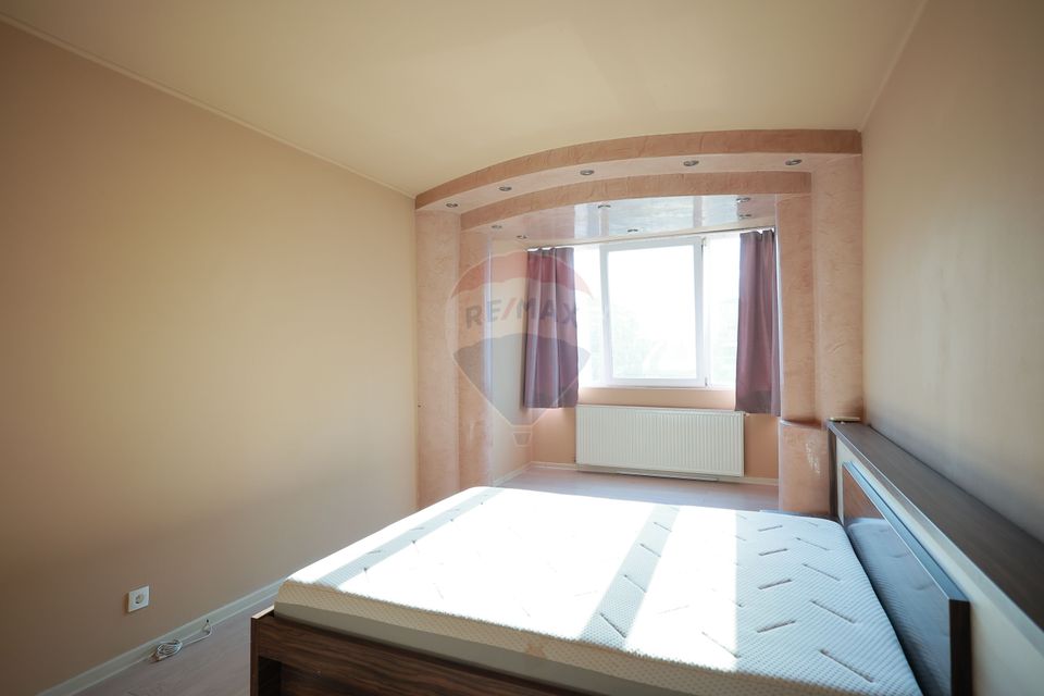 Apartament cu 3 camere de închiriat, în zona Rogerius