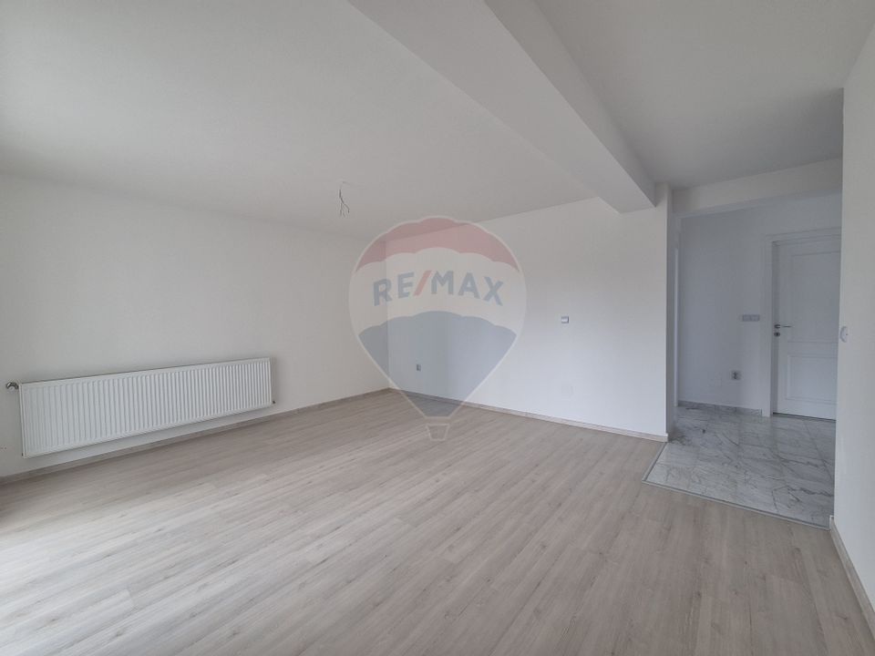 Apartament 3 camere decomandat parter