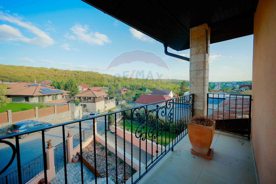 Casă / Vilă cu 5 camere de vânzare în zona Dealuri Oradea