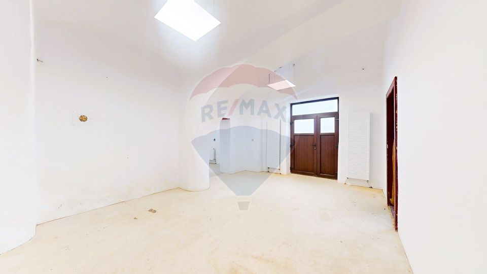 110sq.m Commercial Space for rent, Central area