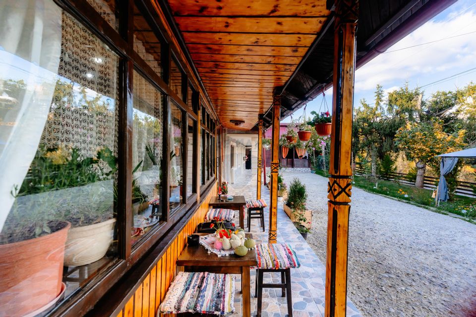 Vânzare pensiune renovată 2025 – 6 camere, Corbșori (Poenari)